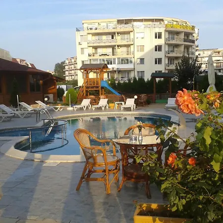Family Hotel Megas Апартамент